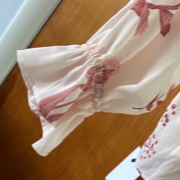 NWT beautiful elegant lightweight floral blouse - Picture 4 of 4